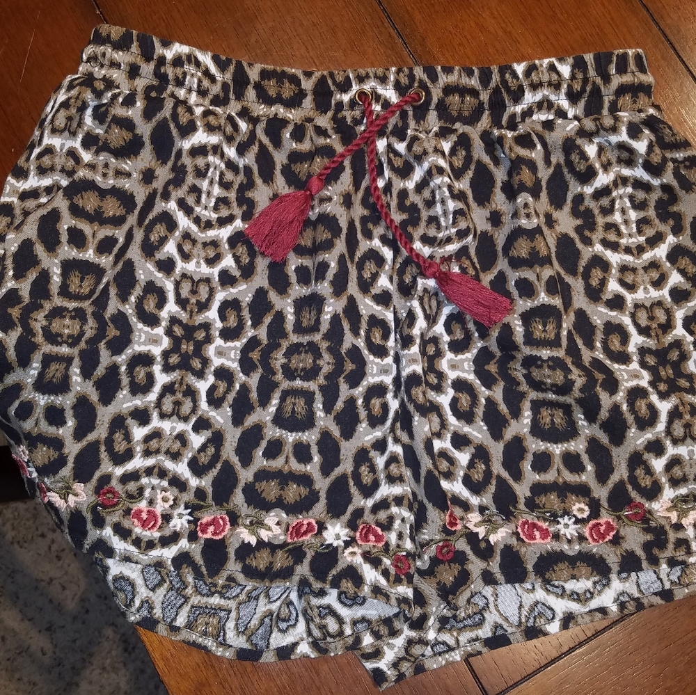 🌼FRANCESCA'S leopard elastic shorts with tie tassel